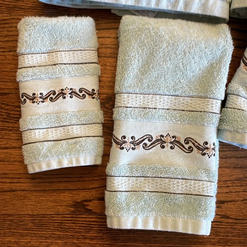 New! Set of 6, Matching bath towel set!